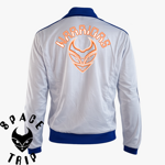 giacca-space-trip-warriors-logo-arancio-fluorescente-bianca-con-profili-blu