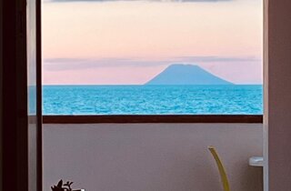 eyJlbiI6IlN0cm9tYm9saSBTaWNpbHkgTWVzc2luYSBWdWxjYW5vIEJlYWNoIn0=