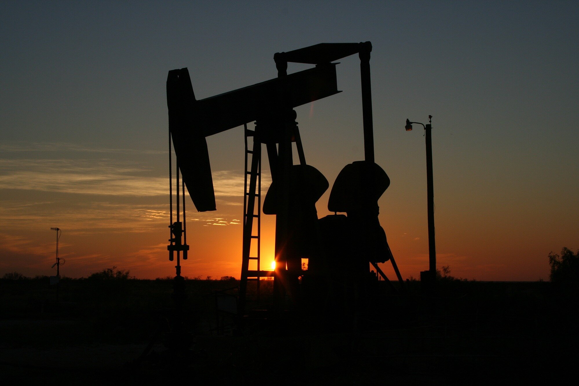 Rincari energetici in arrivo: cosa può succedere a bollette e carburanti con l’escalation del conflitto con l’Iran Rincari energetici in arrivo: cosa può succedere a bollette e carburanti con l’escalation del conflitto con l’Iran