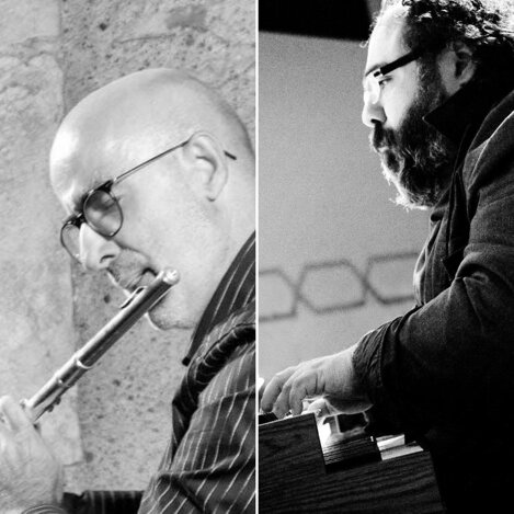 Il Duo Pasini-Cogoni in concerto: Daniele Pasini al flauto traverso e Luca Cogoni alle tastiere, ritratto in bianco e nero