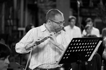 Luca Ripanti, flautista e costruttore di Ripanti Baroque Flutes, suona il flauto traversiere barocco durante un concerto