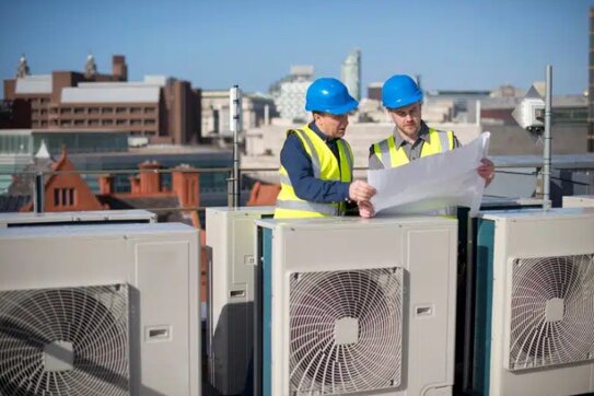 Tecnici Gd soluzioni energetiche che si confrontano su un tesso a proposito di impianti