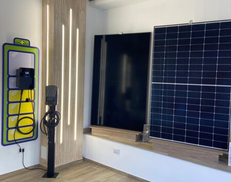 pannelli solari e fotovoltaici e colonnina di ricarica esposti nel negozio gd soluzioni energetiche