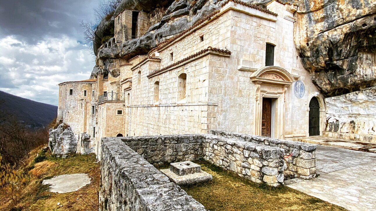 eremo di santo spirito a maiella in abruzzo.jpeg