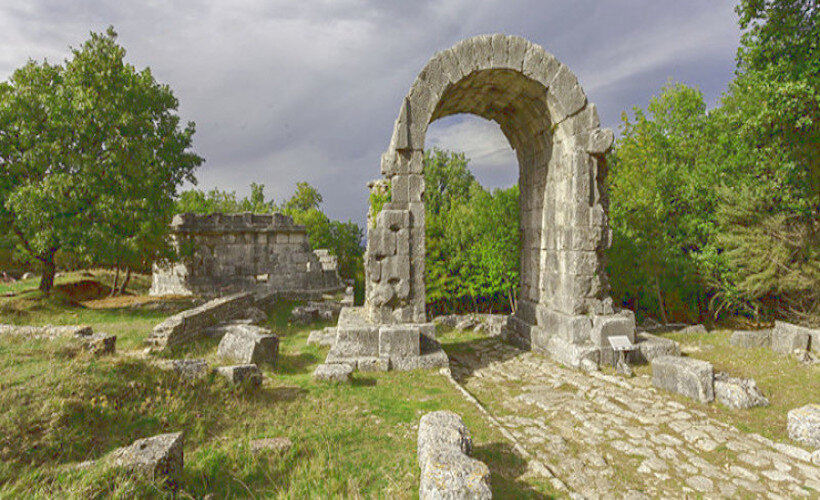 Carsulae, antica città romana, via Flaminia, Terni, arco Traiano, Strada consolare, teatro, case romane, chiesa di San Damiano.