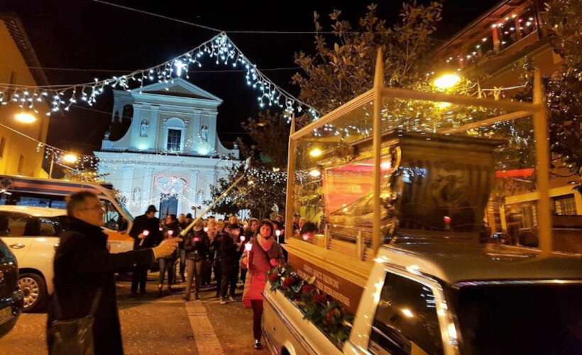 processione, Solenne Pontificale, Duomo Terni, fedeli, gruppi parrocchiali, turisti, Sacre Spoglie, duomo, 14 febbraio, Vescovo Terni, autorità locali, candele accese, percorso, cortei storici, bandiere, stendardi, fedeli, devoti, San Valentino, preghiere