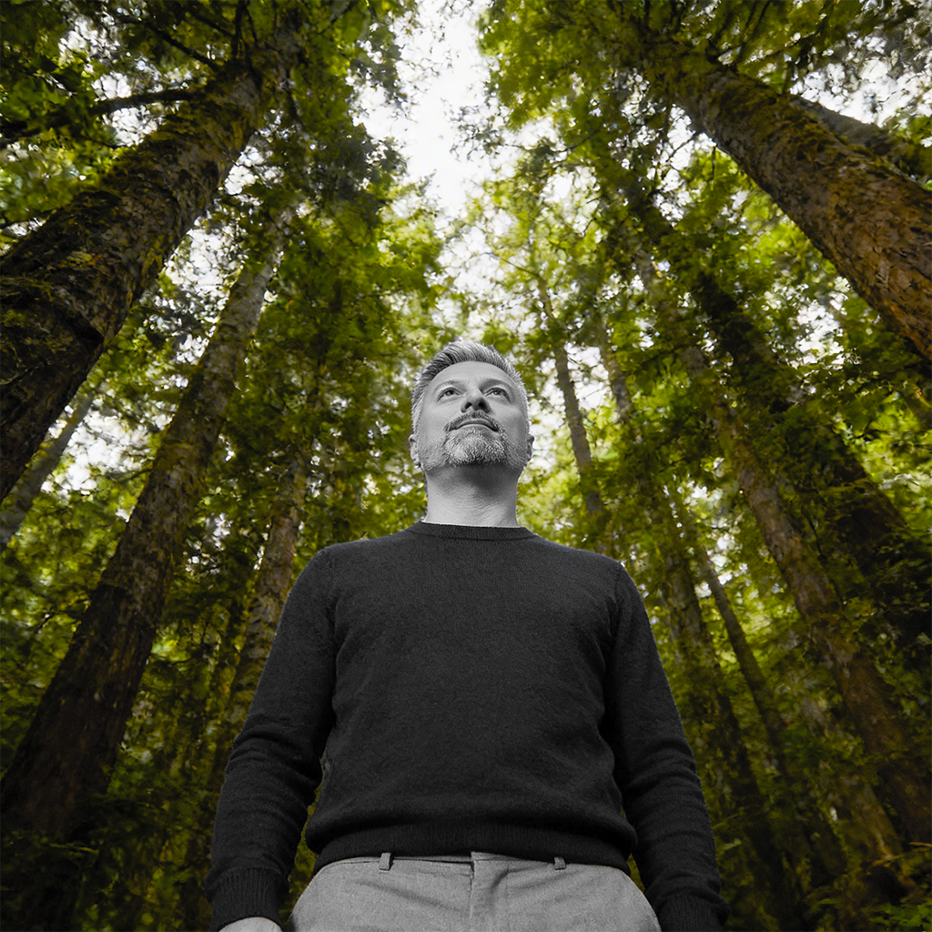 Federico Ottavio Barberis in piedi, che guarda verso il futuro in un ecosistema naturale. Un'immagine che rappresenta la visione olistica del suo operato.
