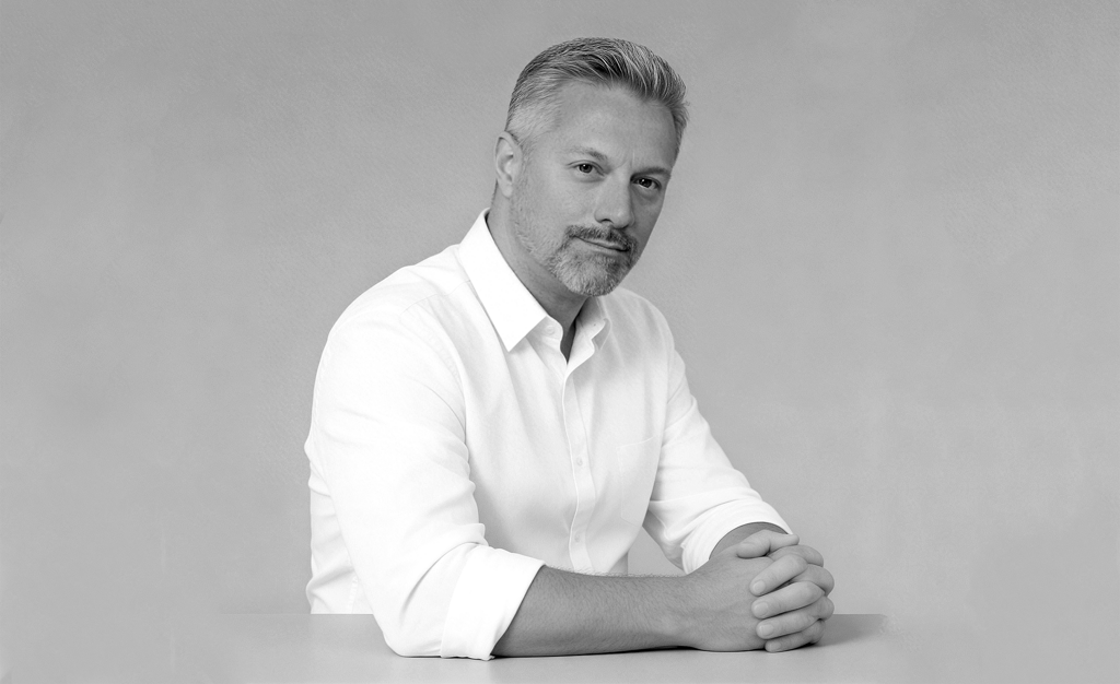 Federico Ottavio Barberis in piedi, in atteggiamento proattivo e in movimento. Un'immagine che rappresenta il dinamismo della sua consulenza.