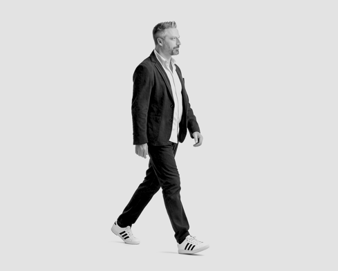 Federico Ottavio Barberis in piedi, in atteggiamento proattivo e in movimento. Un'immagine che rappresenta il dinamismo della sua consulenza.