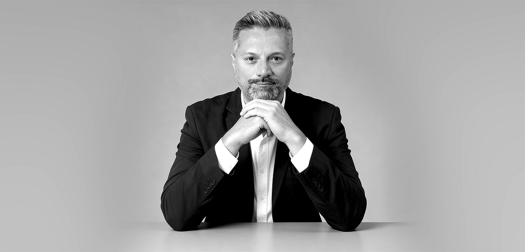 Federico Ottavio Barberis alla scrivania in atteggiamento di ascolto e valutazione. Un'immagine che riflette l'approccio strategico di BFO Stile a design e art direction.