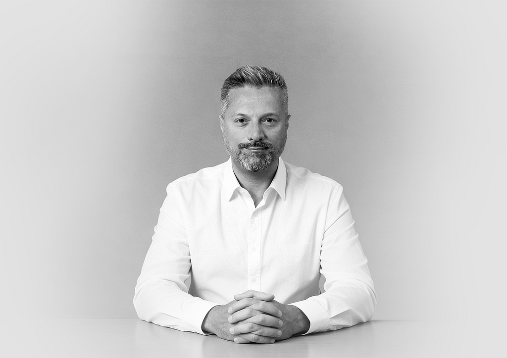 Ritratto in bianco e nero di Federico Ottavio Barberis, fondatore di BFO Stile, seduto a una scrivania con espressione attenta e professionale.