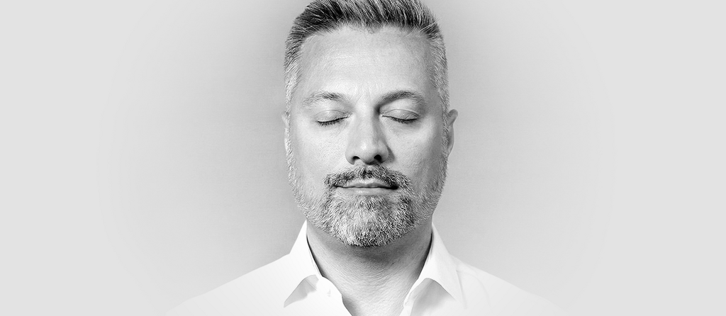 Ritratto in primo piano di Federico Ottavio Barberis a occhi chiusi, colto in un momento di focalizzazione e processo creativo.