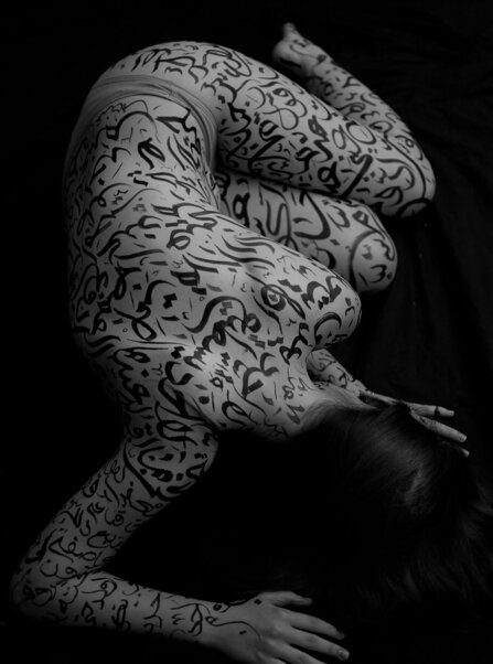 il corpo calligrafato è un tempio, e ogni gesto è un mantra che si compie nello spazio.la pelle .jpeg
