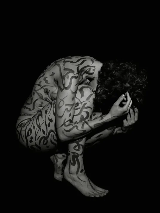 il suo corpo è un alif flessuoso, tracciato dal respiro della musica, con le mani disegna vocal
