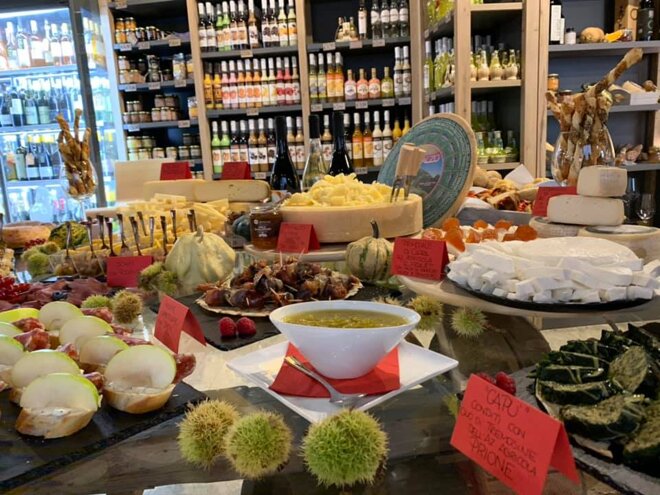 Tavolo buffet imbandito al DiVin Amore al Moderno