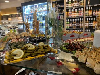 Tavolo buffet imbandito al DiVin Amore al Moderno