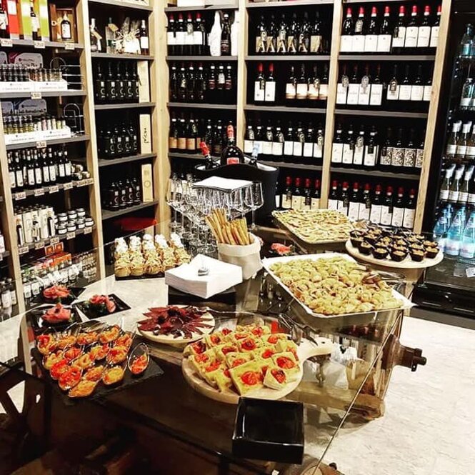 Tavolo buffet imbandito al DiVin Amore al Moderno