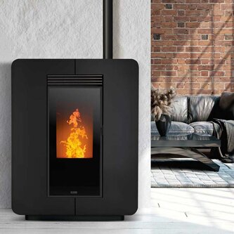 klover-stufa-a-pellet-ventilata-slim-astra-air-steel-matt-black-installazione-ambiente.jpeg