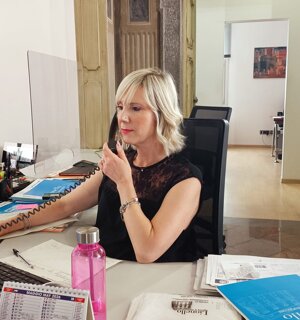 uomo-d-affari-che-spiega-lo-strato-infographic-degli-elementi-al-suo-collega-femminile.jpeg