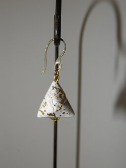 orecchino bianco e ora a forma di bipiramide