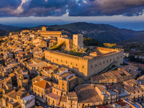 big_castello-di-montalbano-elicona-cosa-vedere-a-montalbano-borghi-piu-belli-d-italia-nebrodi-sicilia-ttatta-go.jpeg