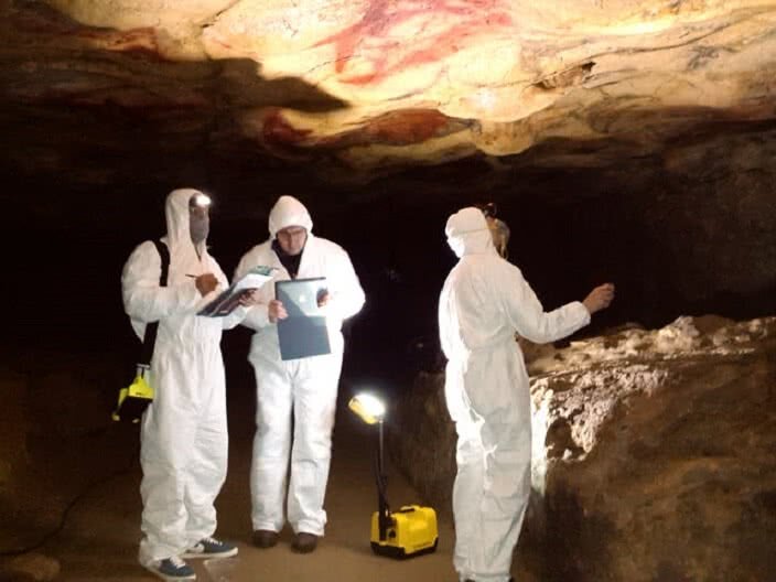 tareas-de-conservación-cuevas-de-altamira.jpeg tareas-de-conservación-cuevas-de-altamira.jpeg