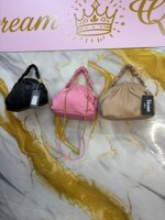 pochette-con-tre-varianti-di-colore-in-nero-beige-e-rosa-con-tracolla-regolabile