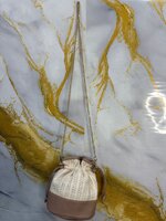 borsa-a-cesto-in-pelle-beige-con-tracolla-a-catena-e-dettagli-in-pizzo