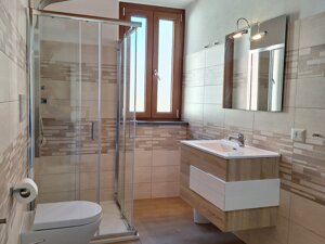 Bagno completo ad uso esclusivo, doccia comoda come in Hotel ma rilassante come a casa