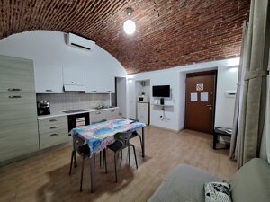 Soffitto con volta a botte di mattoncini rossi, tipica costruzione della provincia di Oristano