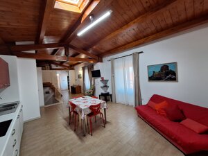 Ampi spazi, soffitto con travi a vista e colori caldi, come a casa nel tuo alloggio in Sardegna