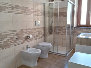 Bagno completo ad uso esclusivo, doccia comoda come in Hotel ma rilassante come a casa