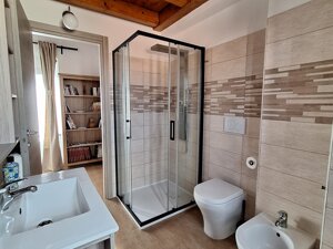 Bagno completo ad uso esclusivo, doccia comoda come in Hotel ma rilassante come a casa