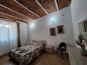 Camera matrimoniale con soffitto caratteristico, testimonianza della storicità di Perdanoa