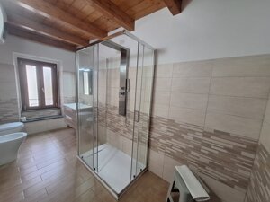 Bagno completo ad uso esclusivo, doccia comoda come in Hotel ma rilassante come a casa