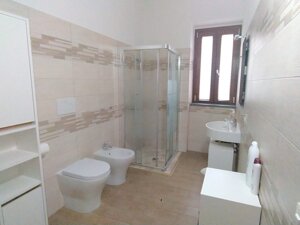 Bagno completo ad uso esclusivo, doccia comoda come in Hotel ma rilassante come a casa
