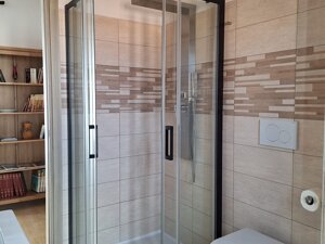 Bagno completo ad uso esclusivo, doccia comoda come in Hotel ma rilassante come a casa