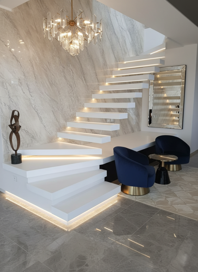 Scala sospesa di design in legno massello laccato su misura per interni moderni Scala sospesa di design in legno massello laccato su misura per interni moderni