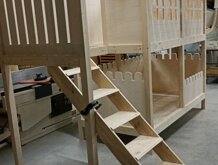 Letto a castello per bambini in legno su misura con tetto a casetta, scala e scivolo per cameretta