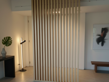 Divisori e pareti in legno a listelli su misura per interni moderni