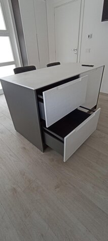 Cassettiera da ufficio su misura in legno con sistema soft close per arredo moderno