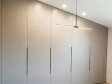 Armadio a parete su misura per camera da letto con illuminazione LED a sensori, appendiabiti e cassetti soft close