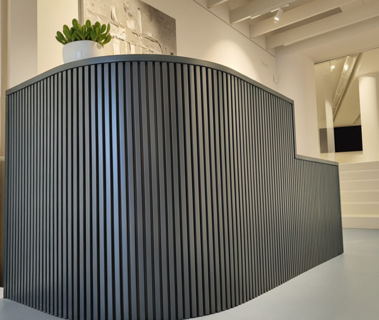 Mobile reception su misura in legno per hotel e ufficio, design moderno ed elegante artigianale