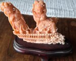 scultura-orientale-stile-cinese-con-due-figure-femminili-in-materiale-rosa-effetto-corallo-su-base-in-legno