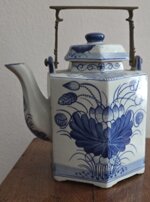 teiera-cinese-antica-bianco-e-blu-porcellana-quadrata-con-manico-bronzo-loto-qinghua