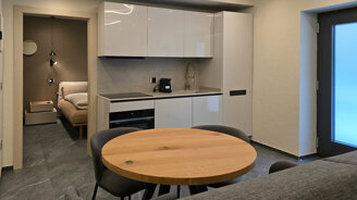 Soggiorno-moderno-cucina-induzione-Appartamento-Stek-2