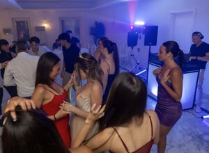 Festa di 18 anni a Roma con ragazzi che ballano