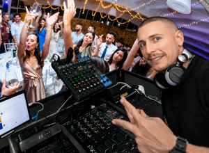 DJ per matrimoni con consolle e invitati