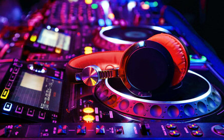 cuffie su consolle DJ per feste 18 anni