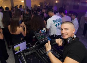 DJ in consolle durante un diciottesimo compleanno